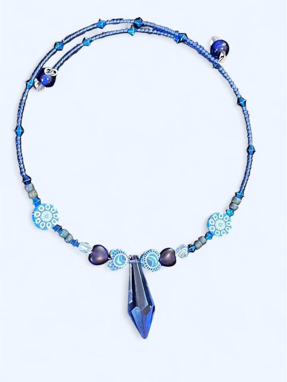 Vintage 90s blue beaded choker necklace with a statement pendant 💙